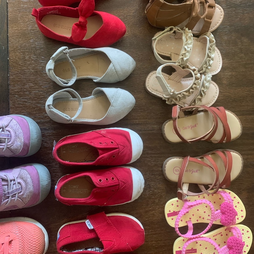 10-Pairs of size 6 shoes